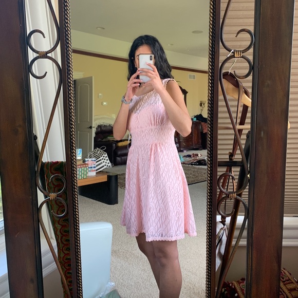 Pink lace dress - Picture 3 of 6